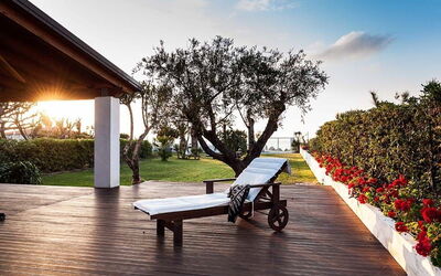 Cala Marina: Sombra, Jardín, Césped, Paisajismo, Yarda, Mueble Para Exteriores, Estructura Al Aire Libre, Eco Hotel, Patio Interior, Villa