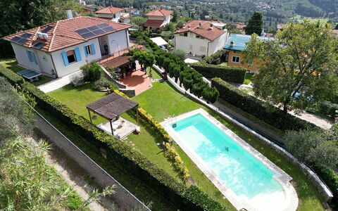 Villa Corsanico: Piscina, Barrio Residencial, Casa, Techo, Asentamientos Humanos, Casa, Recurso, Inmuebles, Jardín, Eco Hotel