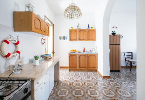 Villa Heart Island Vista Mare: Piso, Suelo, Diseño De Interiores, Mueble, Cocina, Mostrador, Gabinetes, Habitación, Loseta, Manchas De Madera