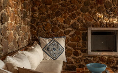 Villa Argentina: Pared De Piedra, Marrón, Material Natural, Manchas De Madera, Madera Dura, Sala, Ladrillo, Papel Pintado, Loseta, Almohada
