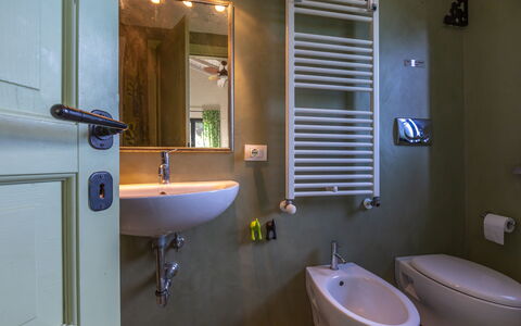Villa Flaminia: Arreglo De Tubería, Baño, Diseño De Interiores, Piso, Grifo, Suelo, Plomería, Lavabo, Casa, Lavabo Del Baño