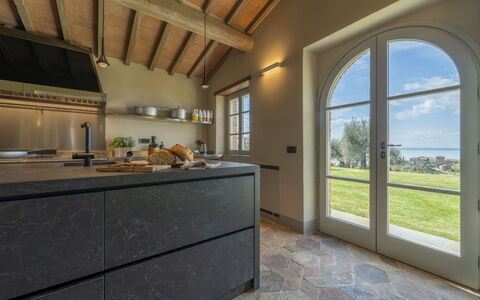 Battisole: Diseño De Interiores, Piso, Mostrador, Suelo, Cocina, Mueble, Gabinetes, Casa, Encendiendo, Techo
