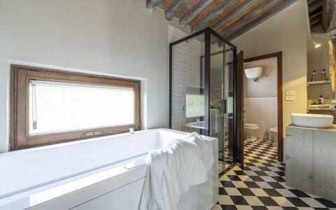 Villa delle Rose: Pared, Diseño De Interiores, Piso, Suelo, Arreglo De Tubería, Bañera, Mueble, Baño, Techo, Habitación