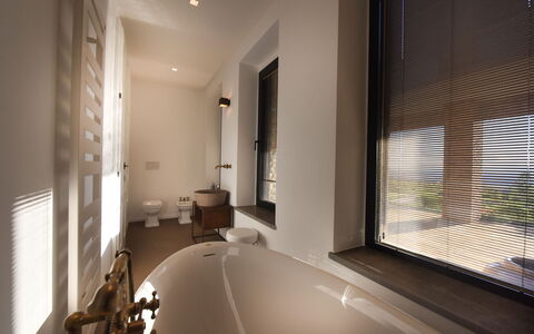 Podere Vigna Nuova: Diseño De Interiores, Pared, Arreglo De Tubería, Baño, Piso, Techo, Bañera, Suelo, Encendiendo, Plomería