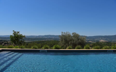 Podere Vigna Nuova: Azul, Piscina, Fuente De Agua