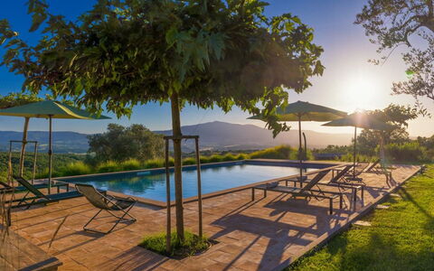 Podere Vigna Nuova: Cielo, Paisaje Natural, Colina, Paisaje, El Terreno Del Lote, Piscina, Cordillera, Mueble Para Exteriores, Plantación, Eco Hotel