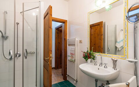 Podere Oliveta: Diseño De Interiores, Piso, Lavabo Del Baño, Madera, Arreglo De Tubería, Suelo, Baño, Lavabo, Grifo, Habitación