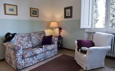 Swallow: Mueble, Diseño De Interiores, Pared, Sofá, Piso, Habitación, Suelo, Sala, Textil, Encendiendo