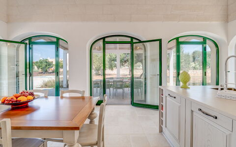 Villa Prestige: Mueble, Diseño De Interiores, Piso, Mesa, Silla, Encendiendo, Techo, Cocina Y Comedor Mesa, Comedor, Suelo