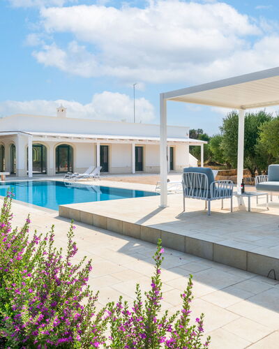 Villa Prestige: Piscina, Sombra, Mueble Para Exteriores, Material Compuesto, Estructura Al Aire Libre, Jardín, Inmuebles, Silla, Recurso, Paisajismo