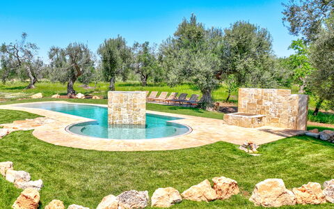 Trulli Corte Kalia, Golf & Puglia: Jardín, Paisajismo, Fuente De Agua, Césped, Patio Interior, Yarda, Piscina, Sombra, Parque, Jardín Botánico