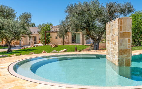 Trulli Corte Kalia, Golf & Puglia: Piscina, Fuente De Agua, Jardín, Paisajismo, Sombra, Recurso, Patio Interior, Diseño, Hacienda, Loseta