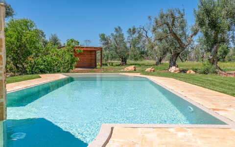 Trulli Corte Kalia, Golf & Puglia: Azul, Piscina, Material Compuesto, Fuente De Agua, Recurso, Loseta, Sombra, Patio Interior, Paisajismo, Diseño