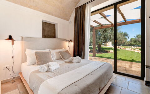 Trulli Corte Kalia, Golf & Puglia: Habitación, Mueble, Cama, Techo, Piso, Suelo, Diseño De Interiores, Casa, Sábana, Lecho