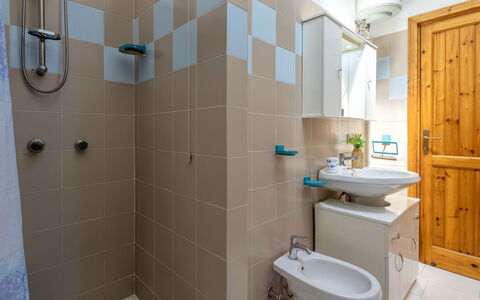 Badesi 10: Baño, Arreglo De Tubería, Piso, Lavabo, Lavabo Del Baño, Diseño De Interiores, Suelo, Baño, Grifo, Asiento Del Baño