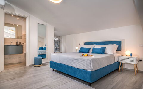 Attico Sea View: Mueble, Diseño De Interiores, Piso, Habitación, Suelo, Cama, Madera, Habitación, Techo, Departamento