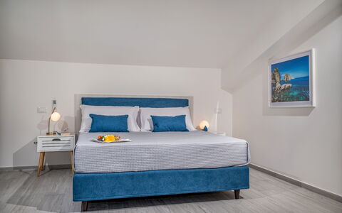 Attico Sea View: Mueble, Diseño De Interiores, Cama, Habitación, Piso, Suelo, Lecho, Sábana, Madera, Habitación