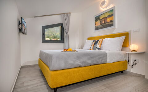 Attico Sea View: Habitación, Cama, Casa, Departamento, Almohada, Lecho, Habitación, Marco De La Cama, Sábana, Arrojar La Almohada