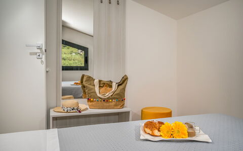 Attico Sea View: Diseño De Interiores, Pared, Habitación, Madera, Suelo, Cama, Piso, Techo, Textil, Linos