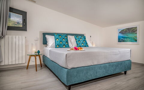Attico Sea View: Mueble, Cama, Diseño De Interiores, Habitación, Lecho, Suelo, Piso, Sábana, Habitación, Linos