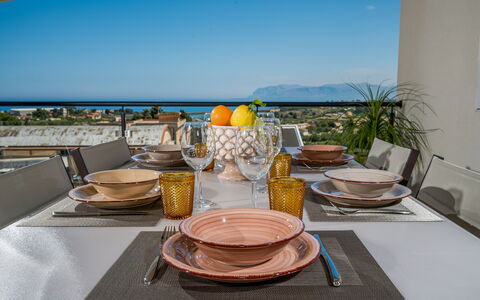 Attico Sea View: Vajilla, Mueble, Mesa, Cocina Y Comedor Mesa, Utensilios Para Servir, Vajilla, Diseño De Interiores, Silla, Porcelana, Comedor