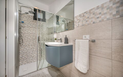 Attico Sea View: Baño, Piso, Arreglo De Tubería, Diseño De Interiores, Suelo, Grifo, Loseta, Plomería, Lavabo, Baño