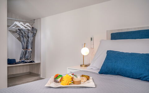 Attico Sea View: Diseño De Interiores, Mueble, Habitación, Linos, Cama, Habitación, Textil, Suelo, Sábana, Piso
