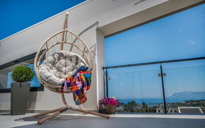 Attico Sea View: Mueble, Diseño De Interiores, Silla, Mueble Para Exteriores, Material Natural, Suelos De Madera, Sala, Mimbre, Planta De Casa, Diseño