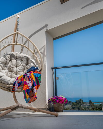 Attico Sea View: Mueble, Diseño De Interiores, Silla, Mueble Para Exteriores, Material Natural, Suelos De Madera, Sala, Mimbre, Planta De Casa, Diseño