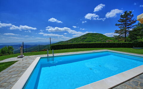 Villa Portole Due: Azul, Piscina, Colina, Material Compuesto, Cordillera, Recurso, Eco Hotel, Sombra, Cresta, Fuente De Agua
