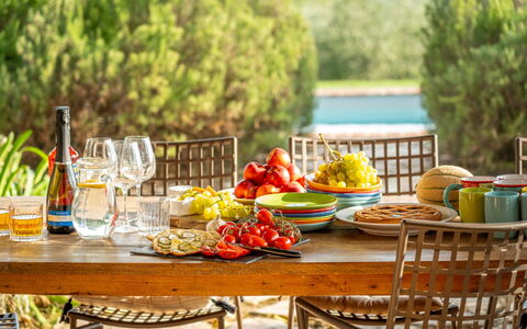 Villa Olivo: Mueble, Comida, Vajilla, Mesa, Drinkware, Silla, Fruta, Mueble Para Exteriores, Mesa Al Aire Libre, Utensilios Para Servir