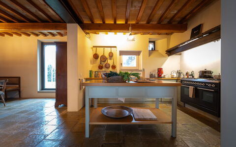 Casale le Fonti: Mueble, Diseño De Interiores, Piso, Cocina, Mostrador, Madera, Techo, Suelo, Encendiendo, Lámpara