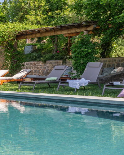 Casale le Fonti: Piscina, Mueble Para Exteriores, Jardín, Sunlounger, Recurso, Sombra, Eco Hotel, Patio Interior, Ocio, Paisajismo