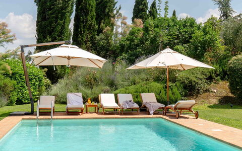Podere i Poggi: Piscina, Mueble Para Exteriores, Paraguas, Recurso, Mueble, Sunlounger, Sombra, Jardín, Eco Hotel, Paisajismo