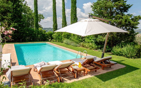 Podere i Poggi: Piscina, Mueble Para Exteriores, Mueble, Paraguas, Sunlounger, Recurso, Sombra, Silla, Maceta, Eco Hotel