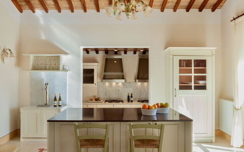 Podere Bella Vista: Mueble, Diseño De Interiores, Piso, Pared, Madera, Suelo, Lámpara, Techo, Casa, Cocina