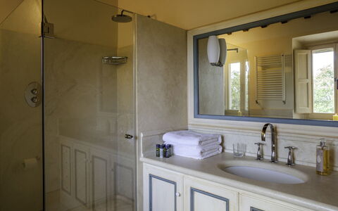 Podere Bella Vista: Pared, Arreglo De Tubería, Lavabo Del Baño, Diseño De Interiores, Piso, Baño, Lavabo, Espejo, Suelo, Grifo