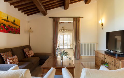 Podere Bella Vista: Mueble, Diseño De Interiores, Sofá, Piso, Madera, Techo, Sala, Habitación, Suelo, Encendiendo