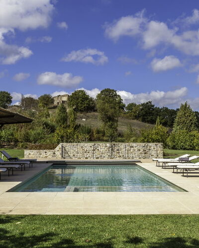 Podere Bella Vista: Piscina, Jardín, Cobertura Del Suelo, Mueble Para Exteriores, Paisajismo, Sombra, Losa, Césped, Patio Interior, Sunlounger