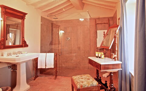 Villa Sagrantino: Diseño De Interiores, Madera, Piso, Suelo, Mueble, Encendiendo, Arreglo De Tubería, Techo, Baño, Lavabo Del Baño