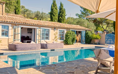 Villa Sagrantino: Piscina, Mueble Para Exteriores, Mueble, Recurso, Casa, Silla, Inmuebles, Sombra, Sunlounger, Paraguas