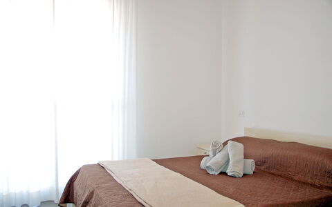 Marconi Seaside Residence, Pool, Wifi, Abruzzo: Mueble, Diseño De Interiores, Cama, Suelo, Habitación, Piso, Madera, Habitación, Sábana, Lecho
