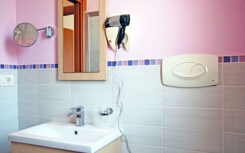 Marconi Seaside Residence, Pool, Wifi, Abruzzo: Arreglo De Tubería, Baño, Piso, Diseño De Interiores, Grifo, Lavabo, Lavabo Del Baño, Plomería, Suelo