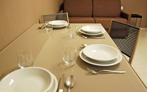 Marconi Seaside Residence, Pool, Wifi, Abruzzo: Mueble, Mesa, Vajilla, Utensilios Para Servir, Cocina Y Comedor Mesa, Vajilla, Silla, Plato, Comedor