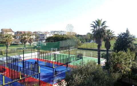Appartamenti Della Rosa Seaside Abruzzo: Árbol, Pista De Tenis, Sombra, Ocio, Deporte De Raqueta, Red, Parque, Paisajismo