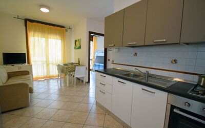 Trilocale della Rosa Seaside Abruzzo: Piso, Diseño De Interiores, Suelo, Mueble, Mostrador, Cocina, Habitación, Cocina Y Comedor Mesa, Techo, Silla