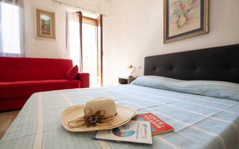 Gallipoli Apartment Ac, Seaside: Mueble, Diseño De Interiores, Suelo, Departamento, Cama, Habitación, Habitación, Casa, Marco, Sábana