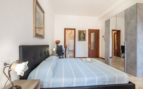 Gallipoli Apartment Ac, Seaside: Mueble, Cama, Diseño De Interiores, Piso, Suelo, Habitación, Habitación, Madera, Sábana, Lecho