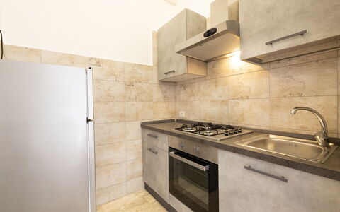 Gallipoli Apartment Ac, Seaside: Cocina, Electrodoméstico, Piso, Mostrador, Aparato De Cocina, Suelo, Gabinetes, Diseño De Interiores, Electrodoméstico, Estufa