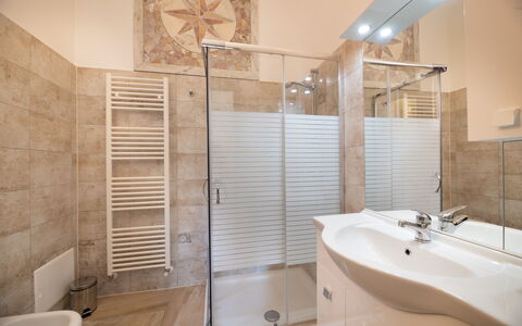 Gallipoli Apartment Ac, Seaside: Piso, Diseño De Interiores, Suelo, Arreglo De Tubería, Techo, Baño, Habitación, Lavabo, Plomería, Grifo